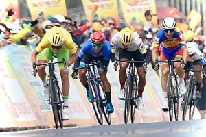 Cúp Truyền Hình: Tấn Hoài bị nhắc nhở khi hất vai Văn Bình