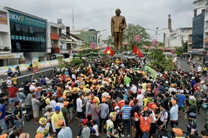Cúp Truyền Hình: Áo vàng Rikunov mở hội ăn mừng với khán giả Long Xuyên