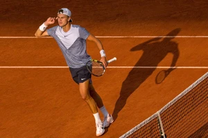 Trọng tài “tiếp điểm” giúp số 6 thế giới đi tiếp ở Roland Garros