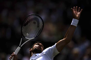 Mất chức vô địch, Djokovic còn bị phạt nguội