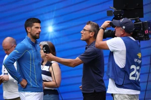 “Ông già” Djokovic cực hoàn hảo ở tuổi 36