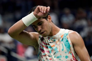 Alcaraz vật vã tiếp bước Djokovic vào vòng ba