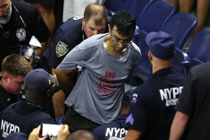 Sân đấu quần vợt rối loạn bởi các hoạt động biểu tình