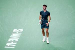 Alcaraz thoát hiểm trong khi nhiều hạt giống dừng bước