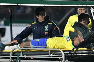 Neymar chấn thương nghiêm trọng, Brazil đại bại trước Uruguay