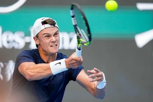 Holger Rune thoát hiểm ngoạn mục tại Basel