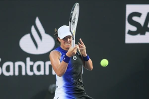 Số 2 thế giới chật vật hạ đương kim vô địch Wimbledon