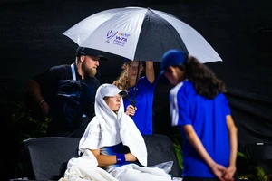 Mưa lớn gây gián đoạn trận chiến WTA Finals