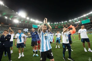 Messi chứng kiến CĐV bị đánh đổ máu ở Maracana