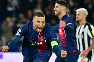 HLV Newcastle chỉ trích quả phạt đền giúp PSG thoát hiểm