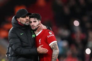 Liverpool giải bài toán khủng hoảng hàng phòng ngự