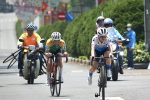 Tay đua người Nga Natalia lật đổ áo vàng Thu Mai