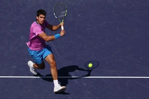 Không còn Djokovic, Alcaraz thẳng tiến vào tứ kết Indian Wells