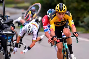 Clip tay đua Van Aert té gãy xương đòn và xương sườn sau tai nạn