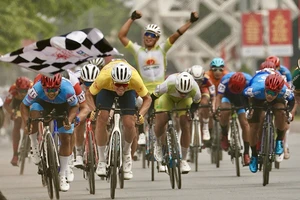 Clip Rikunov tung nước rút hạ hai "chân rút" hàng đầu Việt Nam 