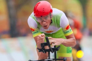 “Khủng long” Rikunov phả hơi nóng sau gáy áo vàng Timofei