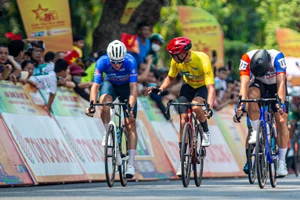 Tay đua Lê Nguyệt Minh tuột xích, Petr Rikunov đoạt lại áo vàng