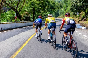 “Cuộc chiến tam mã” Igor Frolov vô địch đỉnh Hải Vân Quan