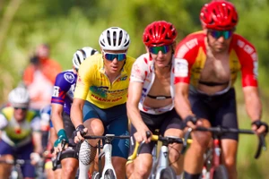 Vượt đỉnh Khánh Lê, Petr Rikunov thong dong bảo vệ áo vàng