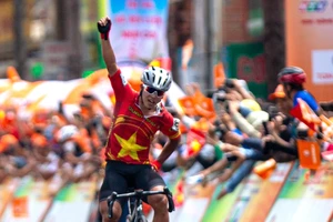 TP.HCM Vinama nâng giãn cách đồng đội, lính trẻ Văn Nhã mừng thắng trận