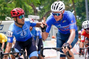 Cảnh cáo áo vàng Petr Rikunov và Lê Nguyệt Minh