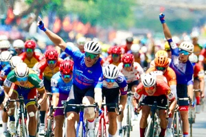 Clip diễn biến chặng 22, Martin Laas thu ngắn khoảng cách điểm áo xanh với Petr Rikunov