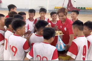 Cầu thủ nhí U-11 hát mừng sinh nhật thầy Long Giang siêu dễ thương