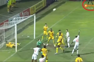 Trọng tài đứng sai vị trí khi Tiến Linh đưa bóng qua vạch cầu môn