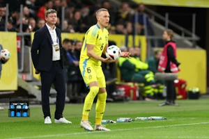  Đan Mạch bổ sung hàng thủ, Thụy Điển dùng HLV là chân sút số 1 Đan Mạch