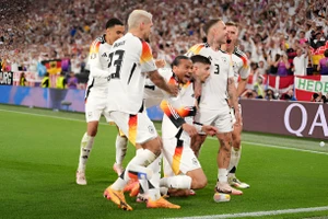 Đức đánh bại Đan Mạch sau trận chiến tạm dừng vì mưa đá