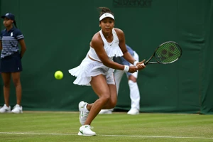 Naomi Osaka vượt qua thử thách đầu tiên trên mặt sân cỏ
