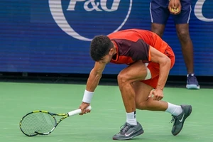 Alcaraz tức giận đập nát vợt khi lỡ cơ hội loại “vua hề” Gael Monfils