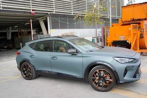 Cha của sao teen Yamal tụ tập bạn bè sau khi xuất viện