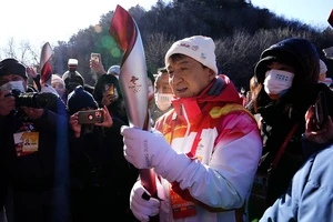 Ngôi sao võ thuật Thành Long rước đuốc lễ khai mạc Paralympic Paris