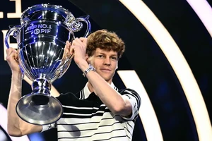 Jannik Sinner đoạt cúp số 1 ATP ngay ngày độc thân
