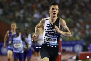 Đương kim vô địch Olympic ‘đẩy’ cha ra tòa