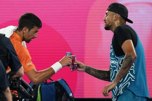 Hai cựu thù Djokovic và Kyrgios hợp tác đánh đôi