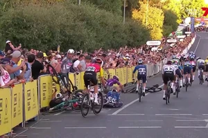 Clip khán giả xe đạp nhập viện sau tai nạn kinh hoàng ở giải đua nước Úc