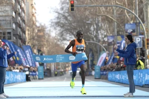 Chân chạy người Uganda xô đổ kỷ lục bán marathon thế giới