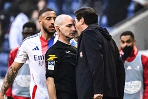 Án phạt nghiêm khắc dành cho HLV đối đầu trọng tài