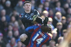 Bóng đá Anh tăng án phạt nặng thủ môn bắt bóng cao chân