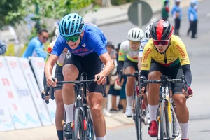 Tay đua Lâm Thị Thùy Dương "xé" áo trắng đầy cảm xúc