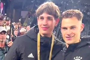 Cậu bé nhặt bóng thành người hùng trong trận Đức hạ tuyển Ý