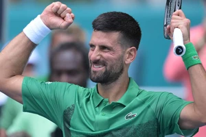 Djokovic xác lập kỷ lục mới, ĐKVĐ Úc mở rộng thua sốc