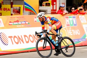 Clip Loic Desriac "sôlô thần tốc" giành chiến thắng chặng 1 Cúp Truyền Hình