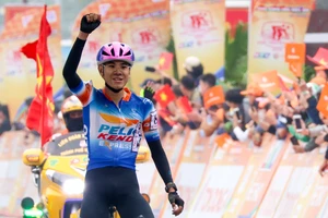 Clip tay đua 20 tuổi ngoạn mục giành “cú đúp” xe đạp Cúp Truyền Hình