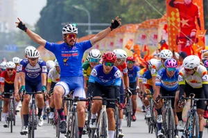 Clip Nick Kergozou bứt phá ở chặng 5 giải đua xe đạp Cúp Truyền Hình