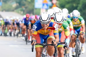 Các tay đua xe đạp phờ phạc ở chặng đua gây tranh cãi