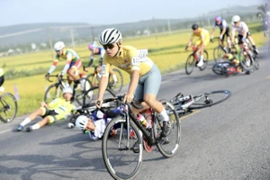 Hàng loạt tay đua té ngã tại chặng đua về Quy Nhơn