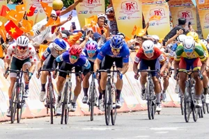 Clip Ngoại binh New Zealand đánh bại Nguyễn Văn Bình và Trần Tuấn Kiệt